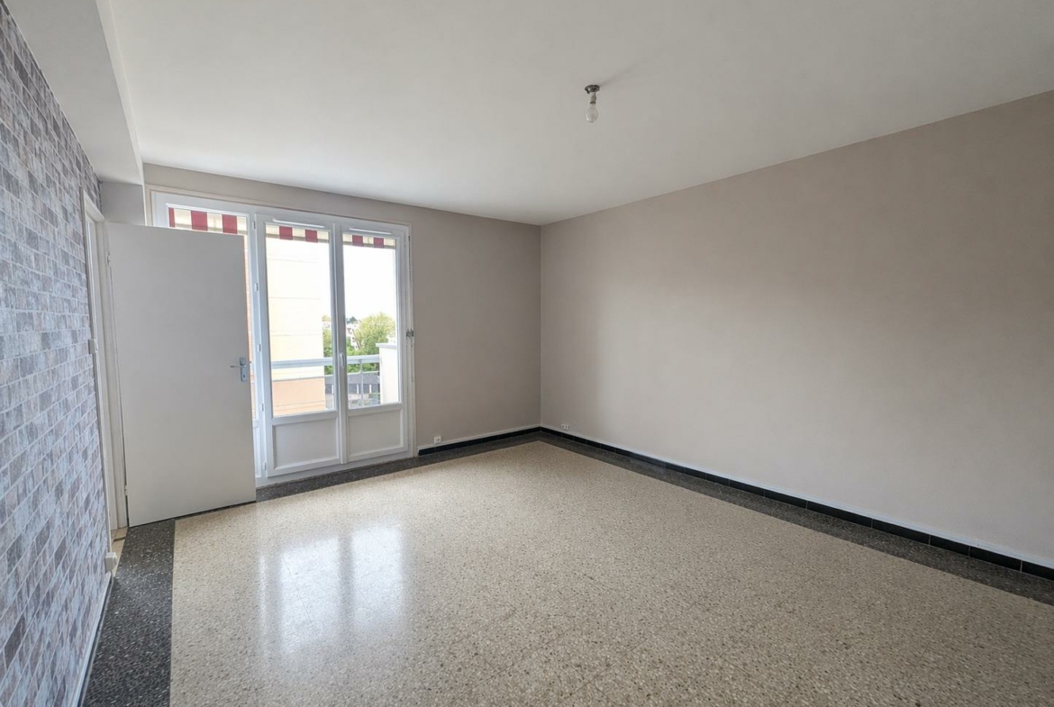 Salon_vide_avec_lumi_re_naturelle-10525601933679431569