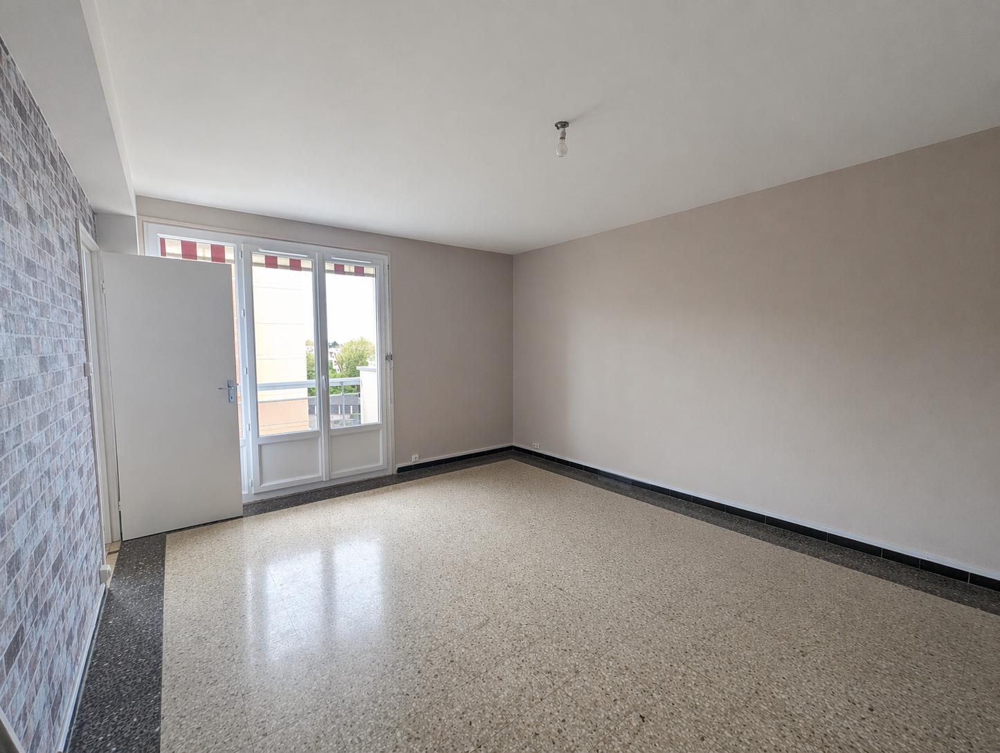 Salon_vide_avec_lumi_re_naturelle-10525601933679431569