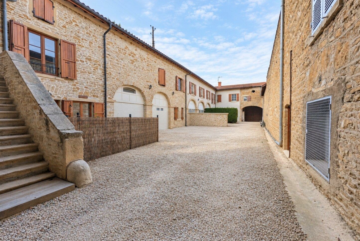 Cour_int_rieure_d_un_hameau_en_pierre-4357000539550726654