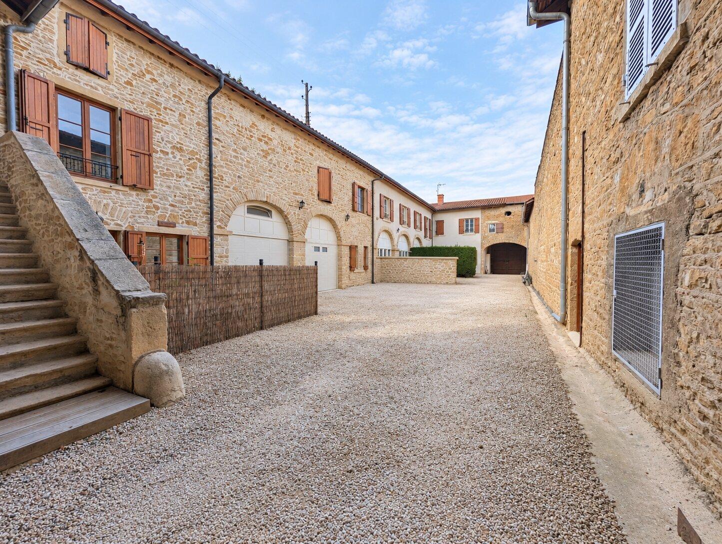 Cour_int_rieure_d_un_hameau_en_pierre-4357000539550726654