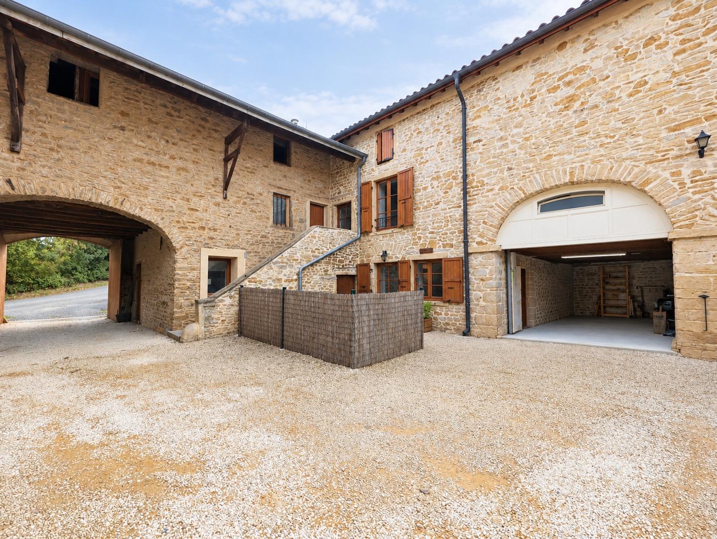 Cour_int_rieure_en_pierre_rustique_1-730268048111047694