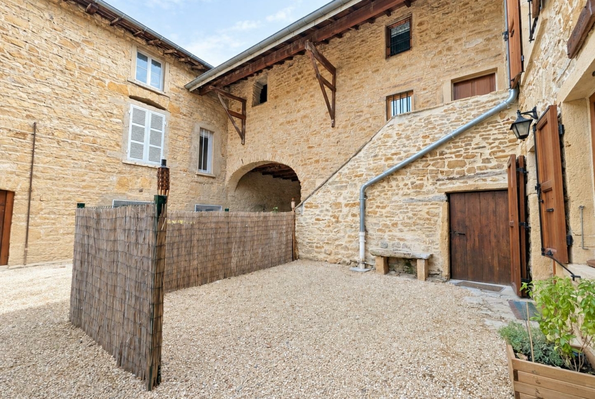 Cour_pav_e_d_un_village_en_pierre-8260349227390439027