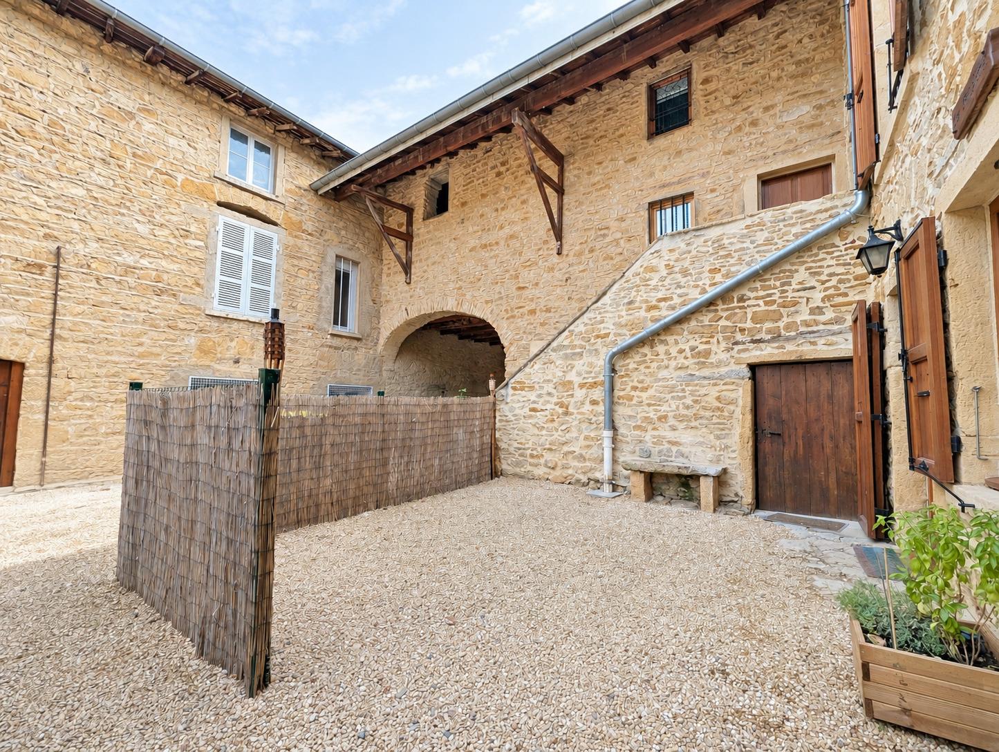 Cour_pav_e_d_un_village_en_pierre-8260349227390439027