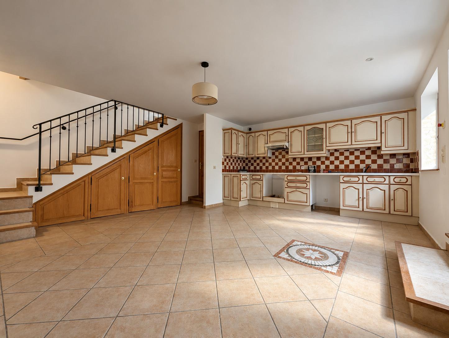 Int_rieur_lumineux_avec_cuisine_et_escalier_1_1-8872790884083235935