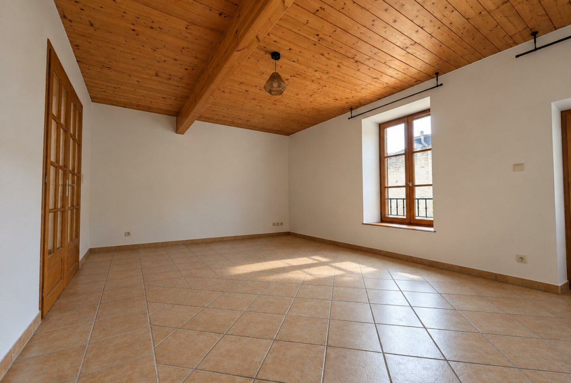 Pi_ce_vide_au_plafond_bois_et_lumi_re_douce_1-8969322119532221517