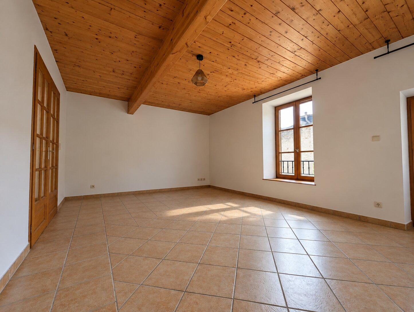 Pi_ce_vide_au_plafond_bois_et_lumi_re_douce_1-8969322119532221517